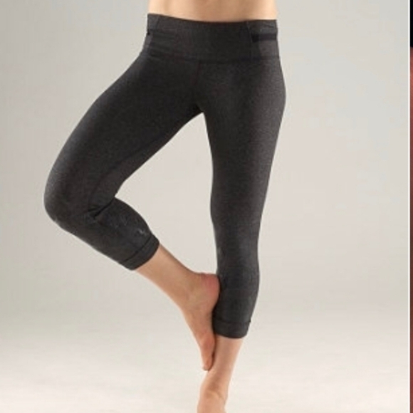 Lululemon Acro Crop Leggings Size 4 - Picture 1 of 7